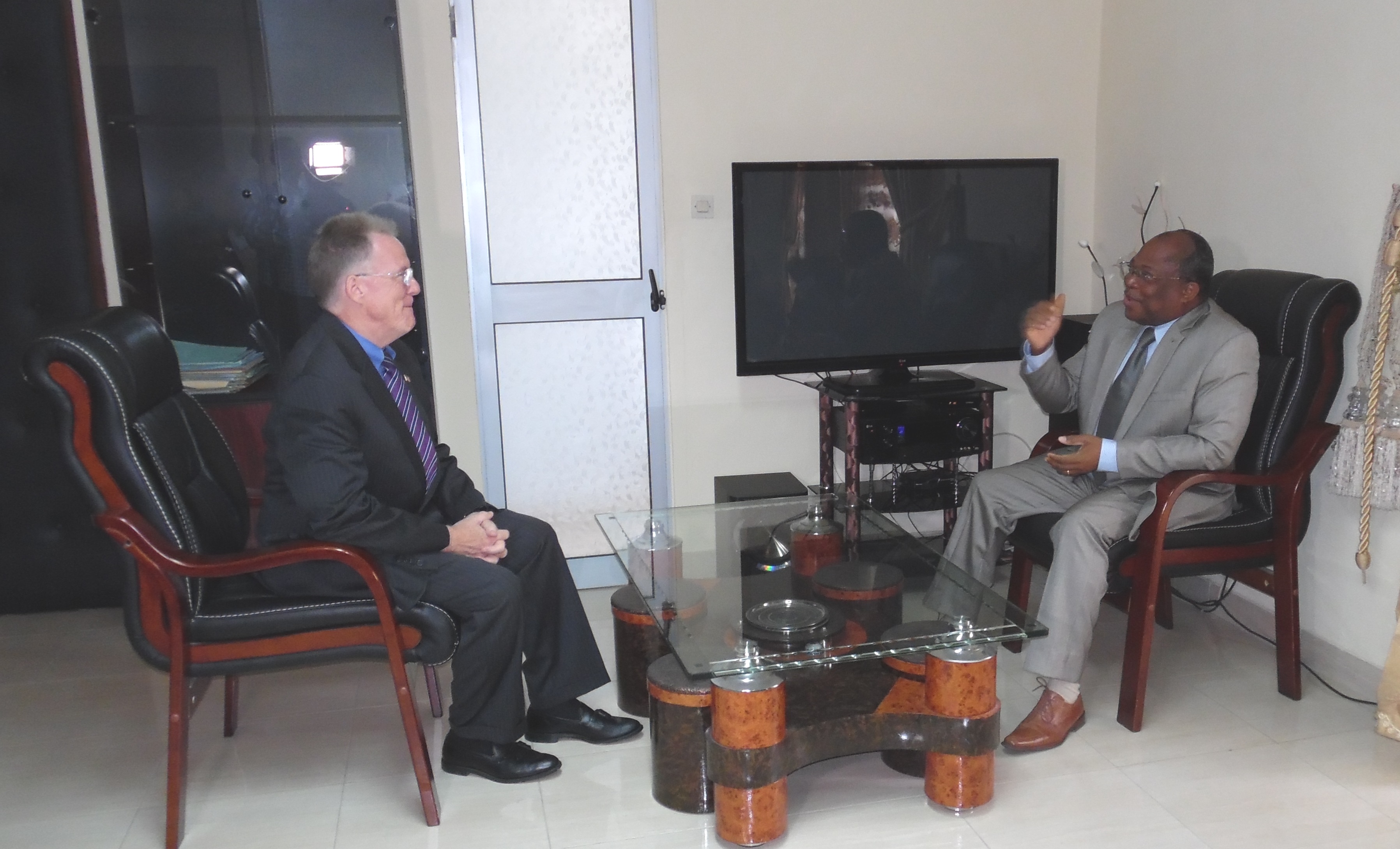 Partenariat : l’Ambassadeur des Etats-Unis au Togo en visite d’échanges à la HAAC